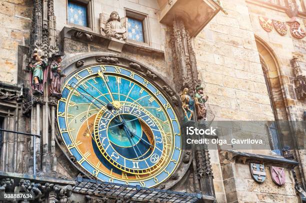 Foto de Histórico Relógio Astronômico Medieval Em Praga e mais fotos de stock de Praga - Praga, Relógio, Relógio astronômico