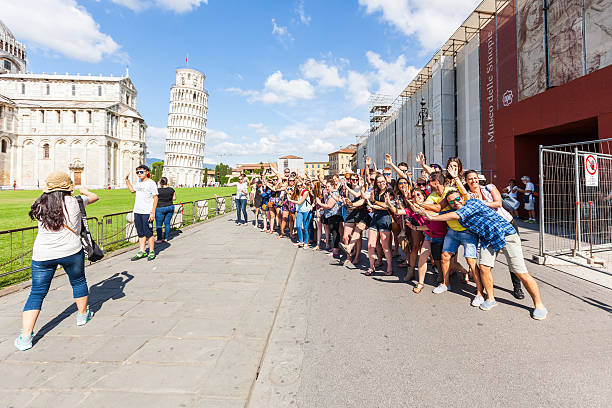 turistas en pisa - leaning tower of pisa people crowd tourism fotografías e imágenes de stock