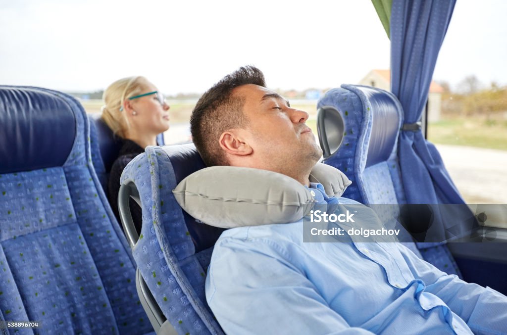 Uomo Di Dormire In Viaggio Autobus Con Cuscino Cervicale - Fotografie stock  e altre immagini di Cuscino cervicale - iStock