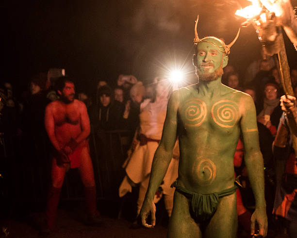 green man al beltane fuoco festival di edimburgo - celtic culture paganism men fire foto e immagini stock