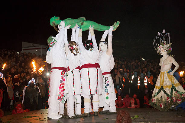 morte dell'uomo verde a beltane fuoco festival di edimburgo - celtic culture paganism men fire foto e immagini stock