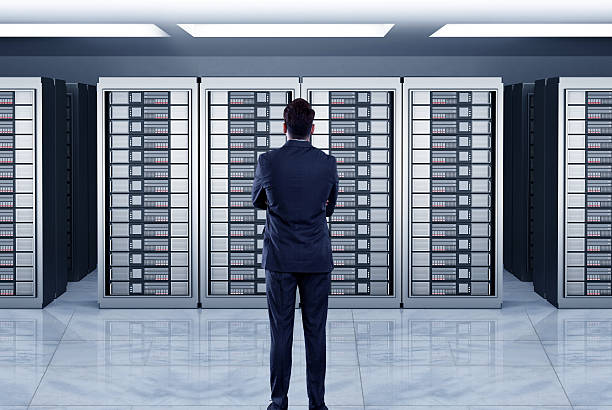 hombres de negocios observando un servidor - computer storage compartment connection order fotografías e imágenes de stock