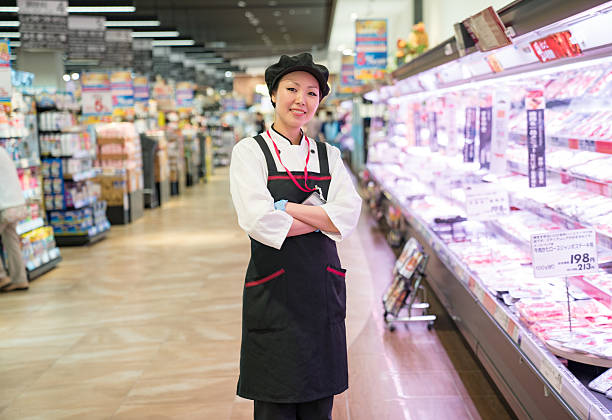 여성 백 있는 슈퍼마켓 - industry food butcher butchers shop 뉴스 사진 이미지