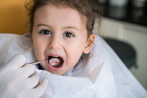 zahnarzt, die mädchen putzen - hygiene dental hygiene human teeth child stock-fotos und bilder