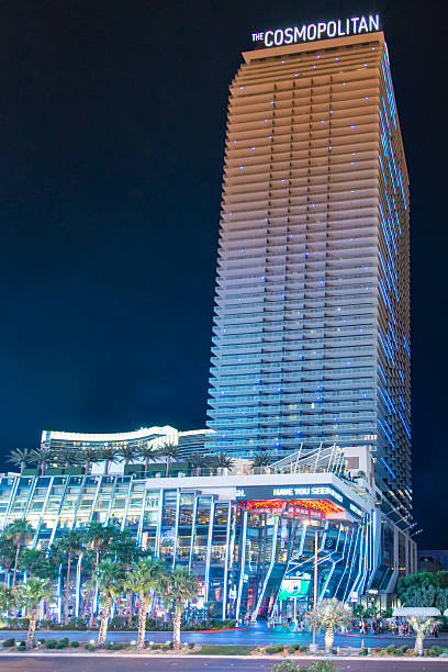 the cosmopolitan al las vegas strip durante la notte - the cosmopolitan of las vegas foto e immagini stock