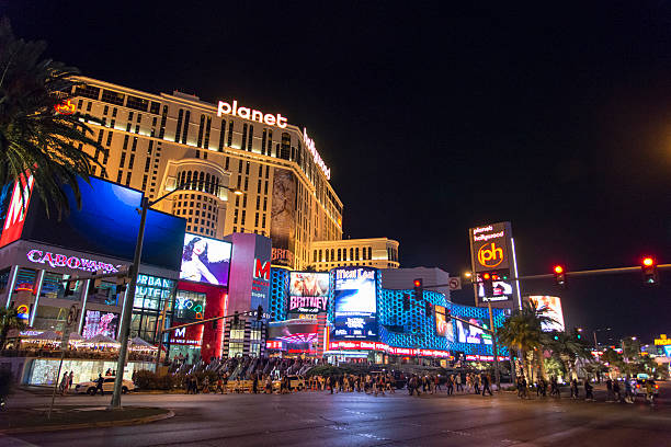 planet hollywood las vegas strip на ночь - britney spears стоковые фото и изображения