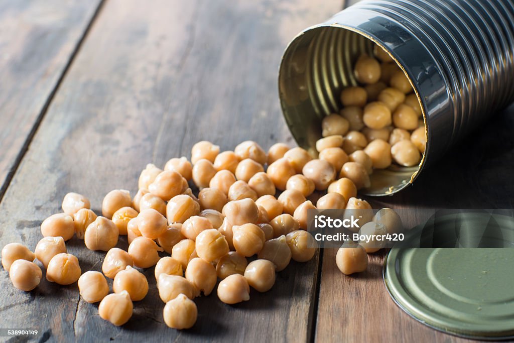 opened can of garbanzo chick peas Chick pea garbanzo beans falling out of open can. Chick-Pea Stock Photo