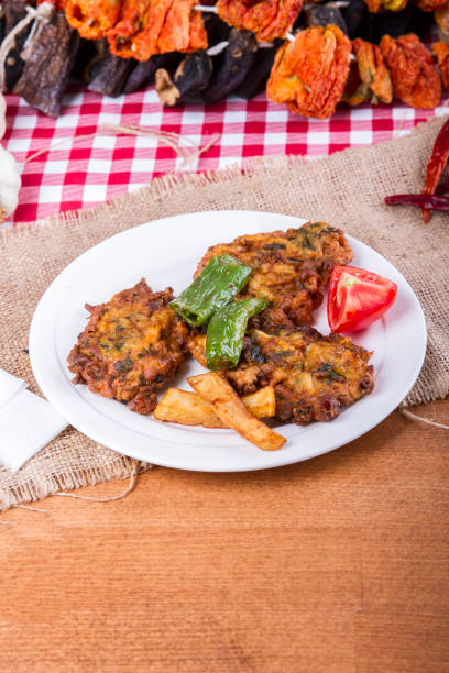 domowe cukinią placki z kiełbasa chorizo i kukurydzy salsa, mucver - baked breakfast cabbage cake zdjęcia i obrazy z banku zdjęć