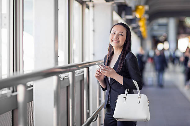 japonês retrato de mulher de negócios confiante na estação - rush hour commuter on the phone tokyo prefecture - fotografias e filmes do acervo