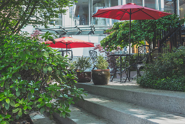 istock Outdoor patio cafe downtown 538908418