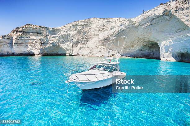 Hermosa Bahía En Grecia Foto de stock y más banco de imágenes de Grecia - Europa del sur - Grecia - Europa del sur, Milo, Yate