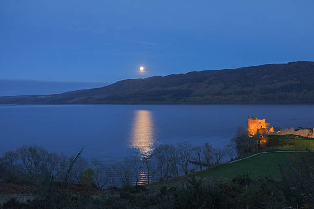 la luna sorge nel lago di loch ness notte - scotland castle loch ness urquhart castle foto e immagini stock