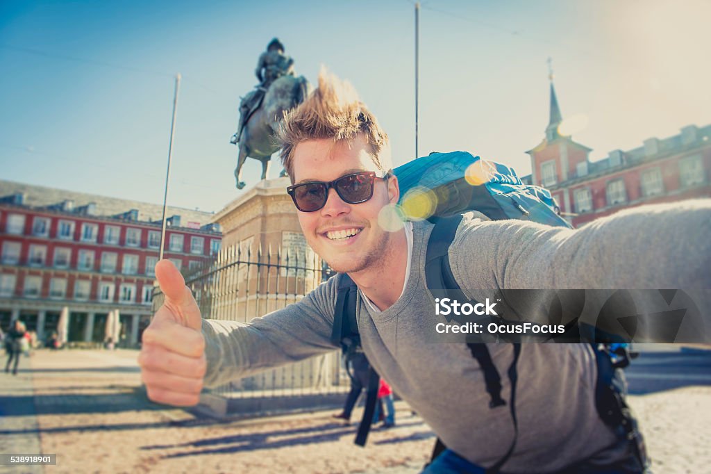 Estudiante mochilero turista tomando autofoto fotografía con móvil y pequeños - Foto de stock de Estudiante libre de derechos