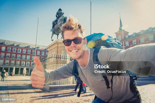 Estudiante Mochilero Turista Tomando Autofoto Fotografía Con Móvil Y Pequeños Foto de stock y más banco de imágenes de Estudiante