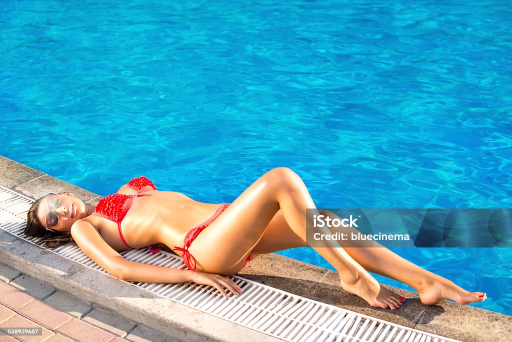 bikini rojo - Foto de stock de Mujeres jóvenes libre de derechos