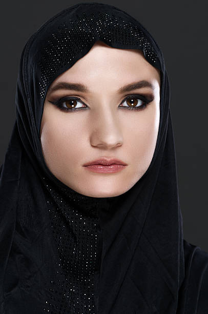 istock Beautiful muslim arabic woman on grey background 538929885