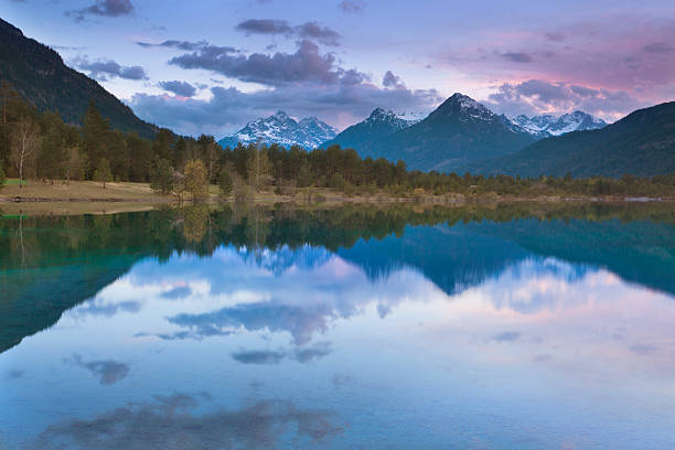 alba su un piccolo lago, la montagna, austria - klimmspitze foto e immagini stock
