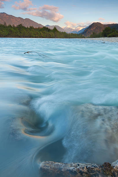 noite luz lechriver, tirol, áustria - forchach imagens e fotografias de stock