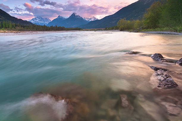 noite luz lechriver, tirol, áustria - forchach imagens e fotografias de stock