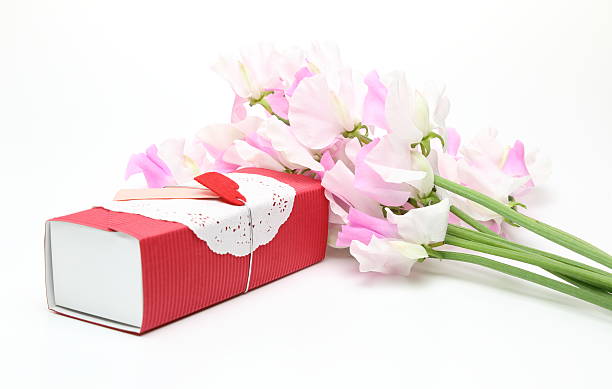 istock Gift box with the sweet peas 538933169