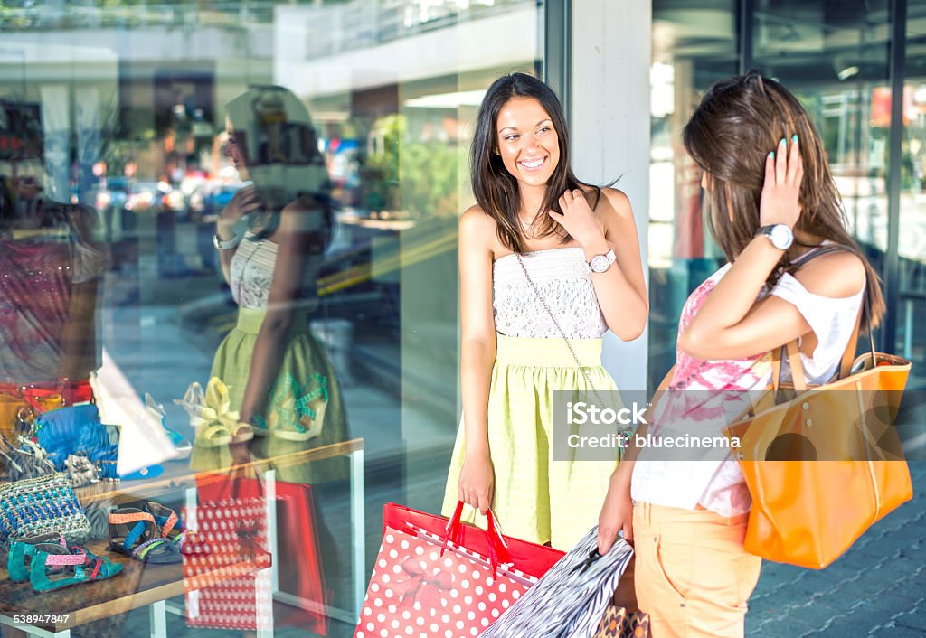 Mujeres de compras - Foto de stock de 2015 libre de derechos