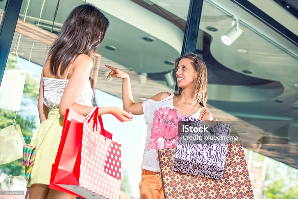 Mujeres de compras - Foto de stock de 2015 libre de derechos