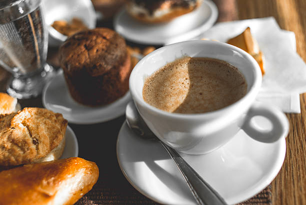 café et un petit déjeuner avec des friandises - chocolate almond foods and drinks white chocolate photos et images de collection