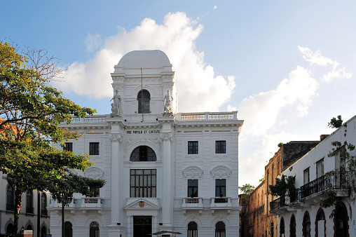 Panama City / Ciudad de Panamá: old City Hall, built in 1910, and the buildings of the main square (Plaza Mayor / Plaza de la Independencia / Plaza de la Catedral) - Latin inscription \