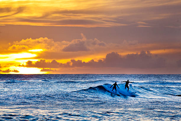 sunset-surfer surfen malerischen hawaiischen meer am poipu beach, kauai - surfing men hawaii islands wave stock-fotos und bilder