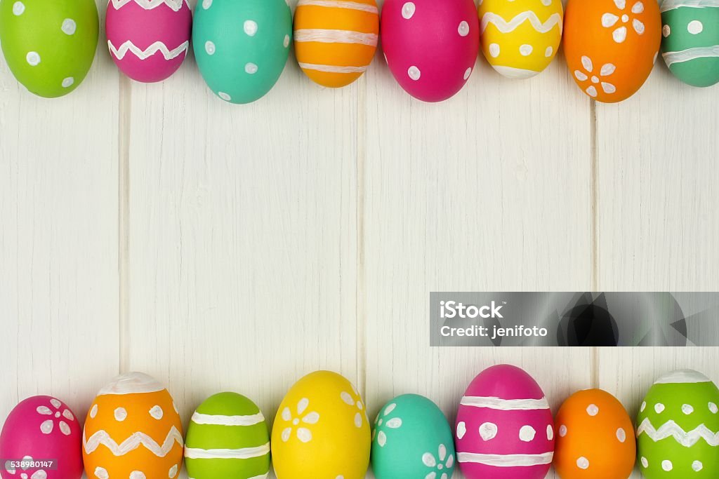 Telaio di uova di Pasqua su legno bianco - Foto stock royalty-free di Pasqua