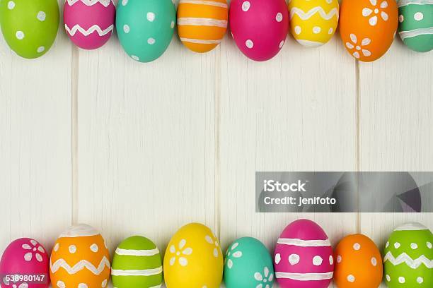 Telaio Di Uova Di Pasqua Su Legno Bianco - Fotografie stock e altre immagini di Pasqua - Pasqua, Uovo di Pasqua, Incorniciatura