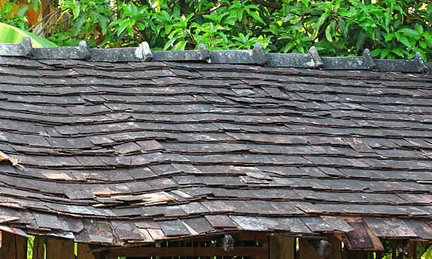 istock Damaged asbestos roof material 538981097