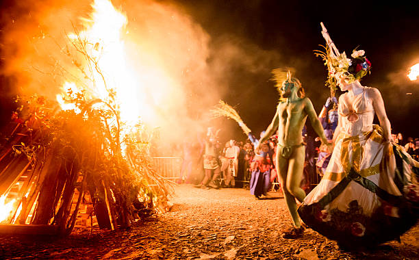 potrebbe regina e verde uomo al beltane fuoco festival - celtic culture paganism men fire foto e immagini stock