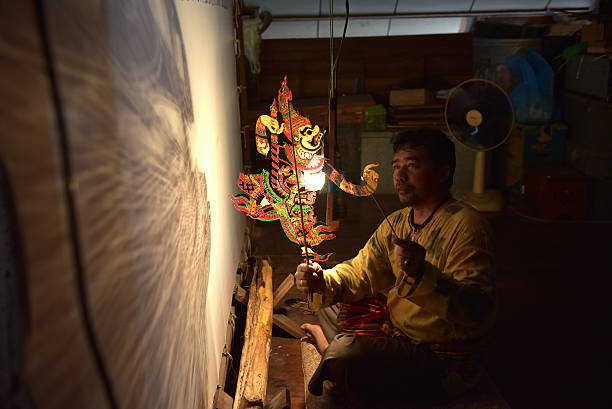 кукла театра теней (тайский nane : нанг talung) - ancient antique painted image asia стоковые фото и изображения