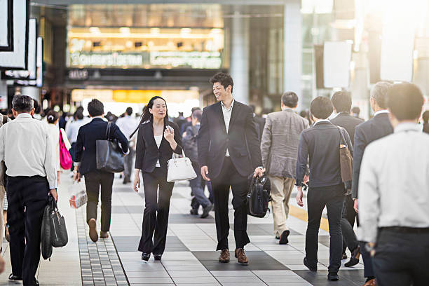 japonês empresários a viagem de casa para o trabalho a uma estação de trabalho - sea of tranquility imagens e fotografias de stock