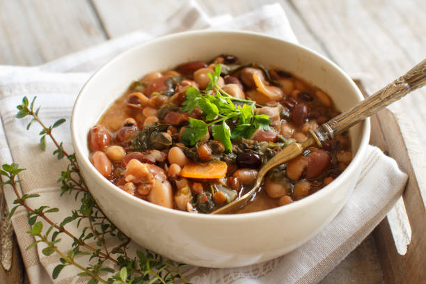 cotto legumi e verdure in una ciotola - cooked soup food bowl foto e immagini stock