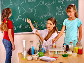 kinder-mit-lehrer-im-chemieunterricht.jpg?b=1&s=170x170&k=20&c=rY8790JZvD73oQLFI0IxF1_mE8jDZHmsdojaPs0Iedk=
