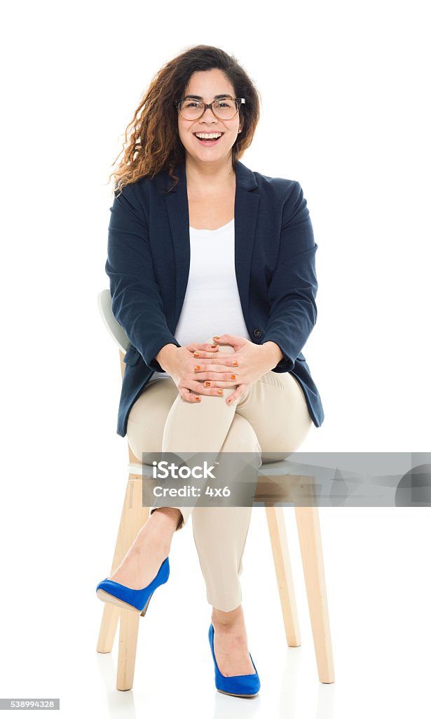 Joyeuse Femme d'affaires assis sur une chaise - Photo de Assis libre de droits