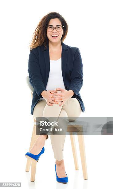 Photo libre de droit de Joyeuse Femme Daffaires Assis Sur Une Chaise banque d'images et plus d'images libres de droit de Assis - Assis, Femmes, Une seule femme