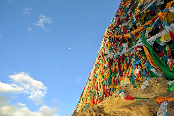 tibetano budista oración flags en lhasa - lamaism fotografías e imágenes de stock