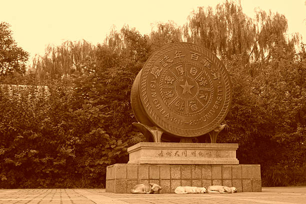 tambor de cobre escultura en el campus de la universidad de tsinghua - tsinghua fotografías e imágenes de stock