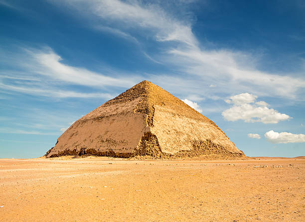 célèbre pyramide rhomboïdale de dahshour - staircase old fashioned antique architectural feature photos et images de collection