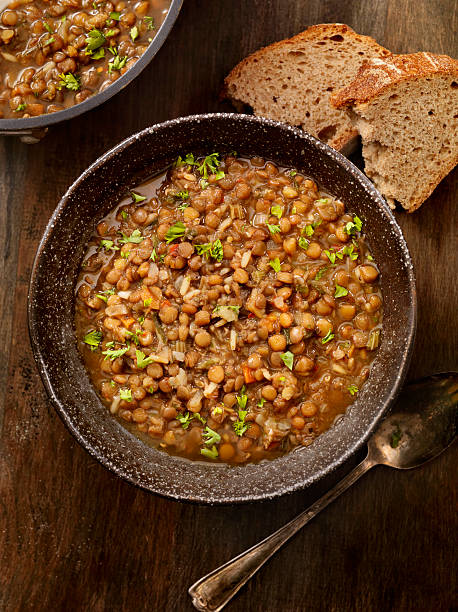 レンズ豆のスープ堅いパンとともに - bean legume lentil vegan food ストックフォトと画像