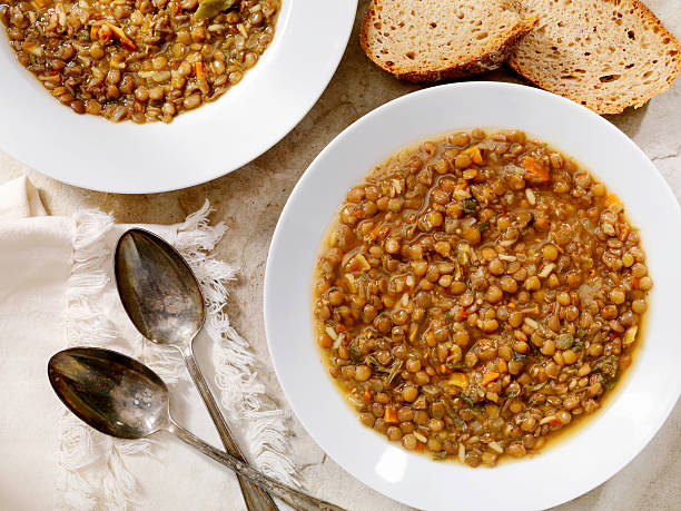 чечевица суп с crusty хлеб - soup lentil healthy eating dishware стоковые фото и изображения