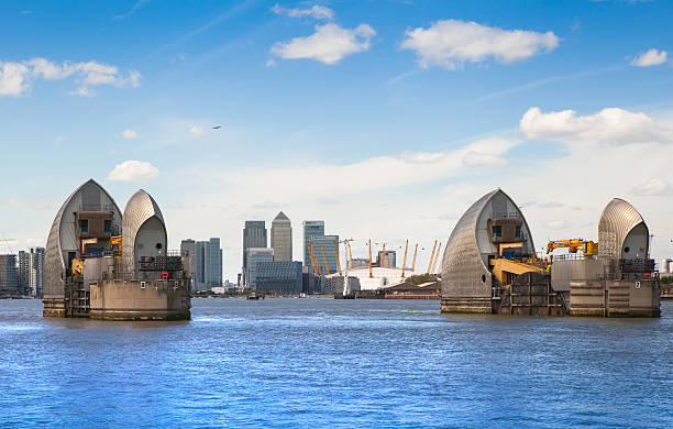 ロンドン、テムズ川での障壁 - thames river thames barrier london england boundary ストックフォトと画像