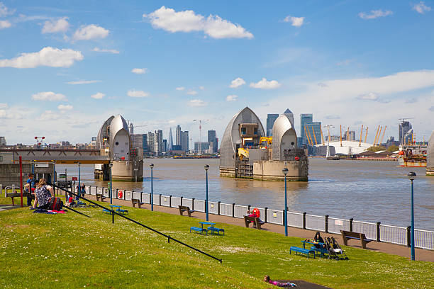 ロンドン、テムズ川での障壁とプレイグラウンド - thames river thames barrier london england boundary ストックフォトと画像