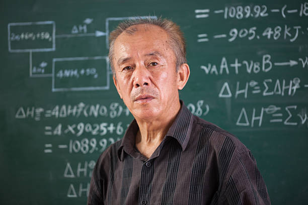 ancien professeur, debout devant un tableau noir - formula blackboard complexity scientist photos et images de collection