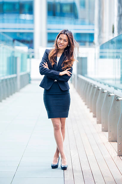fiducioso sul suo business - women businesswoman elegance skirt foto e immagini stock