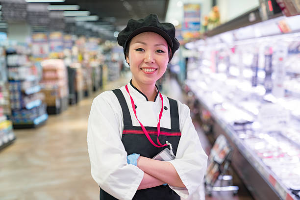 여성 백 있는 슈퍼마켓 고기류 진료과 - supermarket sales clerk grocer apron 뉴스 사진 이미지