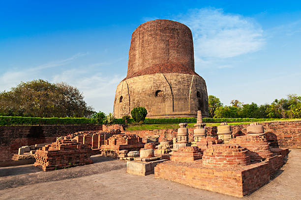 Dhamekh Stupa Dhamekh Stupa and ruins in Sarnath, India sarnath stock pictures, royalty-free photos & images